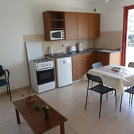 Valentinos Court Apartamento Paphos Habitación foto