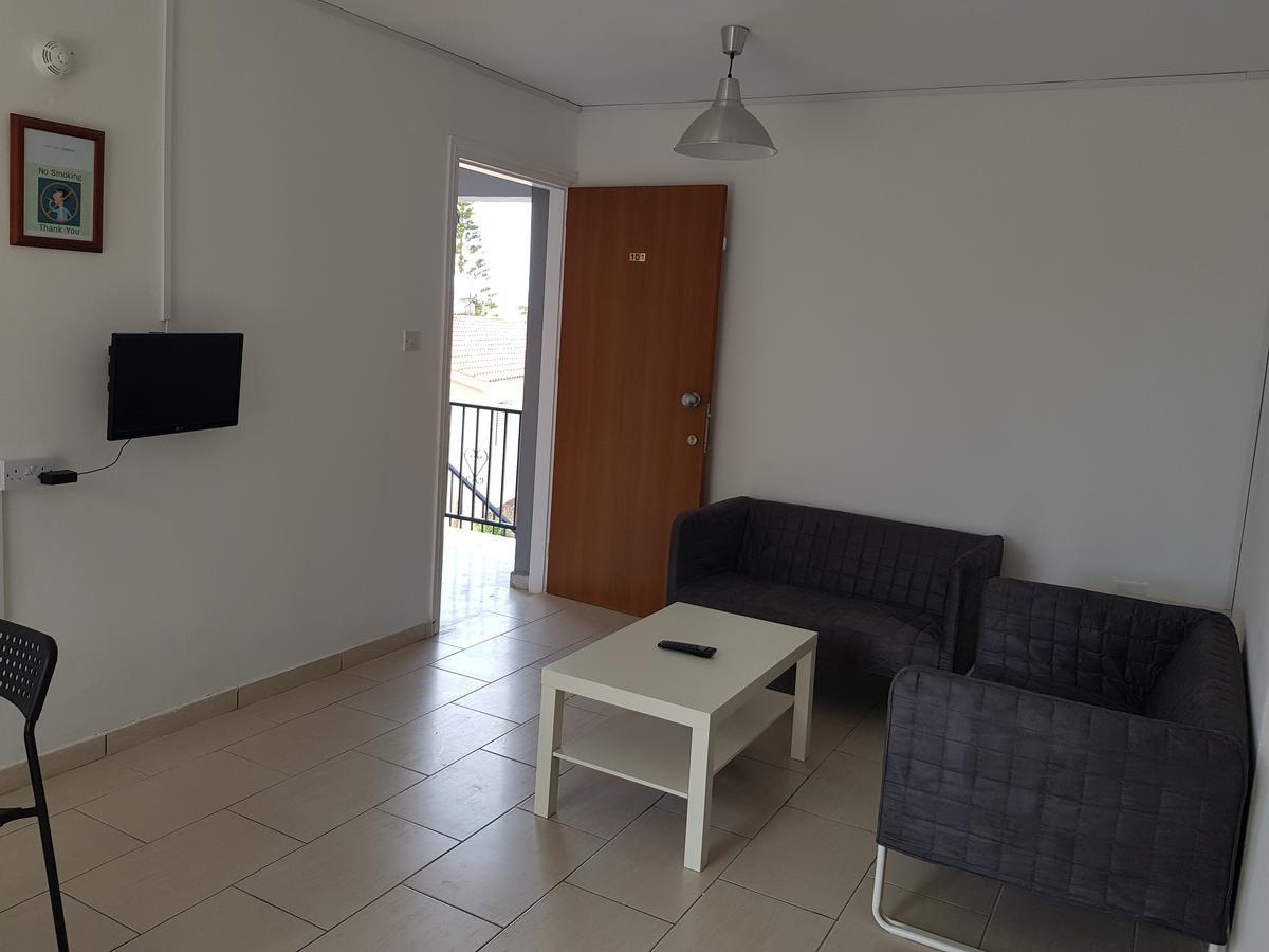 Valentinos Court Apartamento Paphos Exterior foto