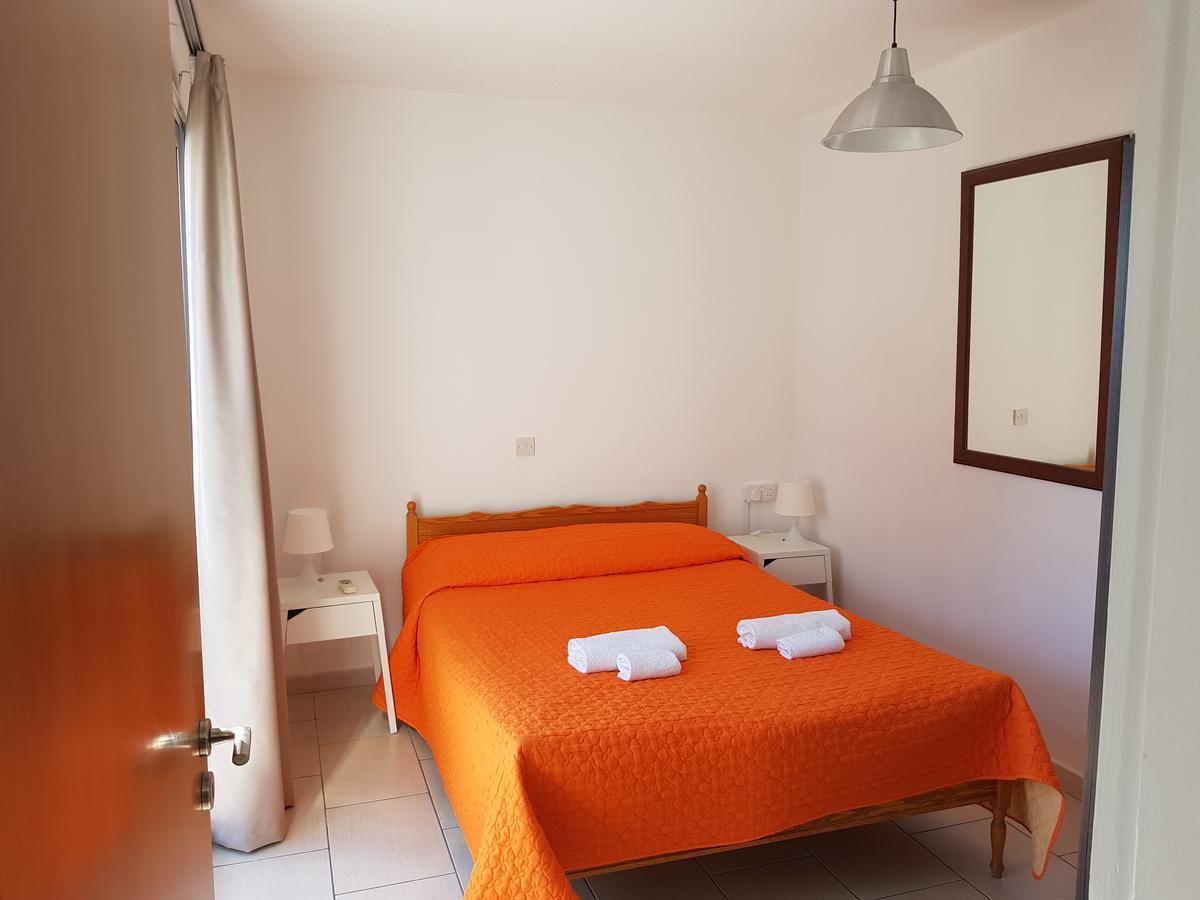 Valentinos Court Apartamento Paphos Exterior foto